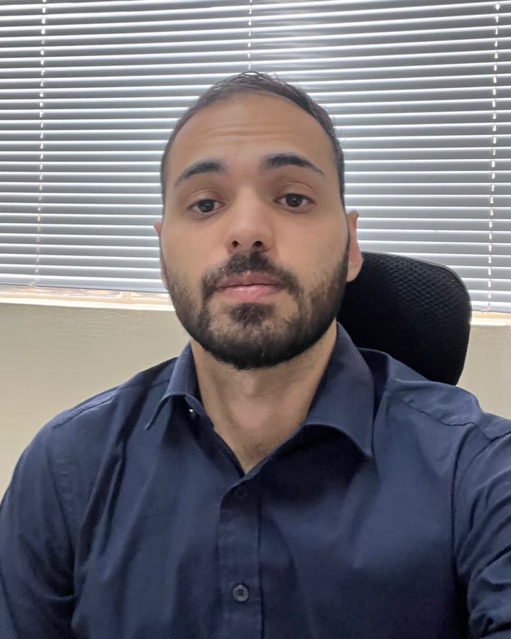 Matheus Raphael Neto, psicólogo que trabalha com psicanálise, em seu escritório